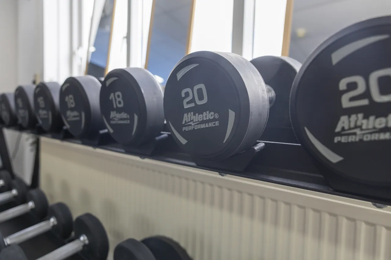 Dumbbells en krachtmateriaal bij Fightclub Future Talents
